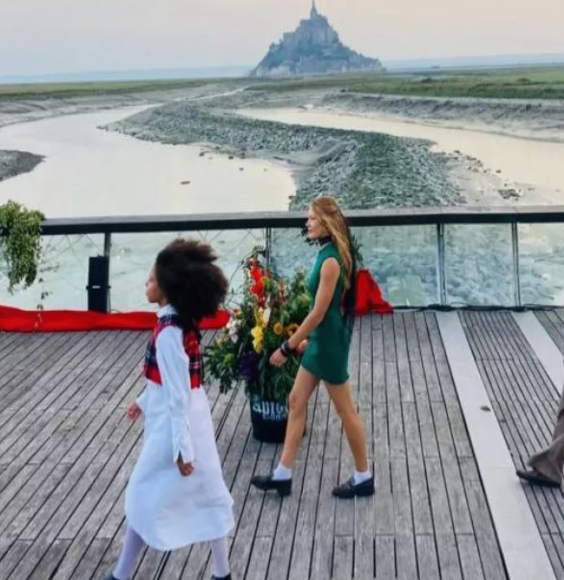 img1-31 défile mont saint-michel 2023-amour-collective
